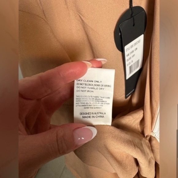 Elliatt Evadne Bridal Gown in Ivory/ Size Small - Picture 9 of 10